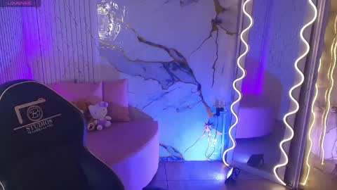 peachy_tay online show from April 14, 11:27 am