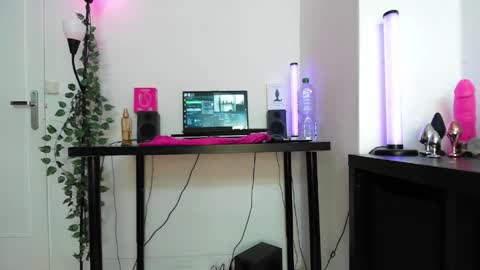 Help me to reach 200 thumbs up  online show from March 27, 1:11 pm