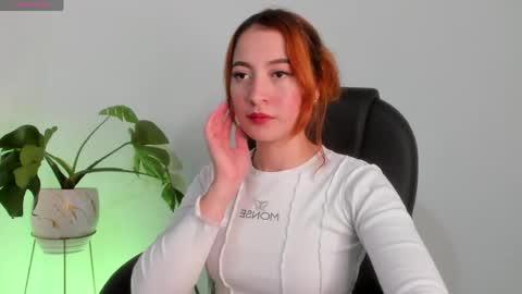 Snapshot of pear__moon chatting on May 18, 7:36 am LILLY online show from May 18, 7:36 am