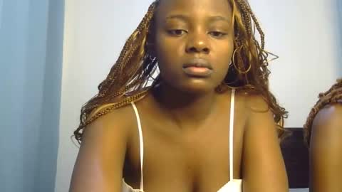 Snapshot of pearl_velvet chatting on February 13, 11:28 am vel online show from February 13, 11:28 am