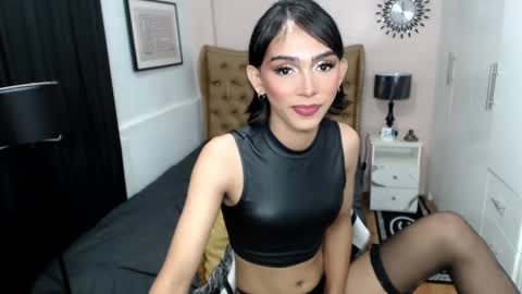 Snapshot of pearlmoore chatting on February 2, 9:23 pm Pearl online show from February 2, 9:23 pm