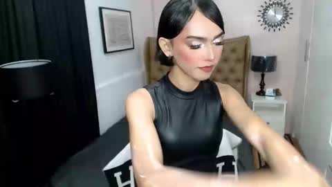 Snapshot of pearlmoore chatting on February 11, 6:40 am Pearl online show from February 11, 6:40 am