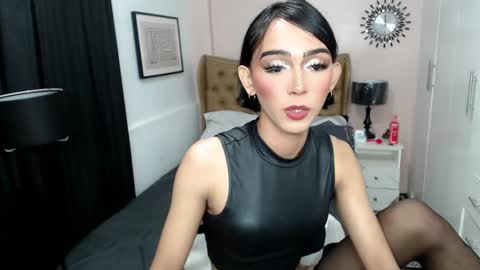 Snapshot of pearlmoore chatting on February 12, 8:27 am Pearl online show from February 12, 8:27 am