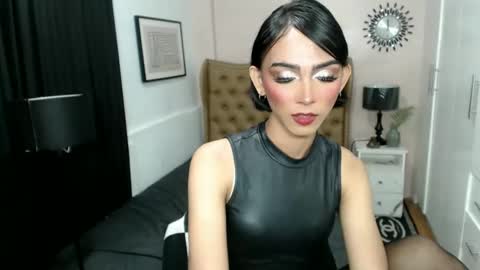 Snapshot of pearlmoore chatting on February 19, 1:50 pm Pearl online show from February 19, 1:50 pm