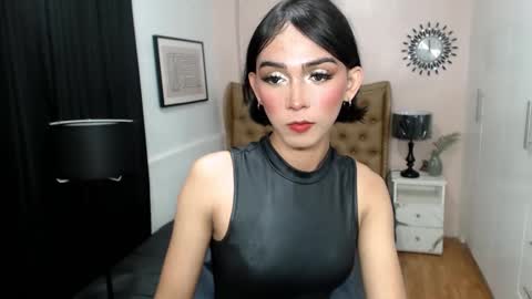 Snapshot of pearlmoore chatting on March 8, 5:33 pm Pearl online show from March 8, 5:33 pm