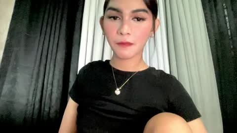 Snapshot of pearlmoore chatting on December 17, 4:02 pm Pearl online show from December 17, 4:02 pm