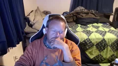 Snapshot of pecker40 chatting on December 7, 2:42 am pecker40 online show from December 7, 2:42 am