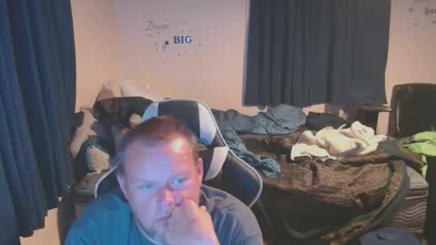 Snapshot of pecker40 chatting on February 17, 12:43 am pecker40 online show from February 17, 12:43 am