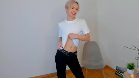 Snapshot of peggypierce chatting on December 4, 9:13 pm Leo online show from December 4, 9:13 pm