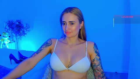 Snapshot of pennyy__ chatting on June 19, 8:45 pm Hi Im Penelope better vibrations 1111 online show from June 19, 8:45 pm