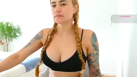 Snapshot of pennyy__ chatting on July 13, 10:29 am Hi Im Penelope better vibrations 1111 online show from July 13, 10:29 am