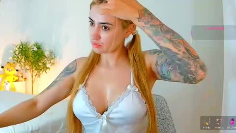Snapshot of pennyy__ chatting on July 16, 9:37 am Hi Im Penelope better vibrations 1111 online show from July 16, 9:37 am