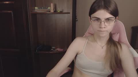 Snapshot of peralez_f chatting on December 3, 9:23 pm Farida online show from December 3, 9:23 pm