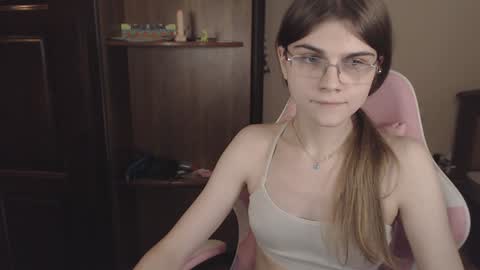 Snapshot of peralez_f chatting on December 4, 12:30 am Farida online show from December 4, 12:30 am