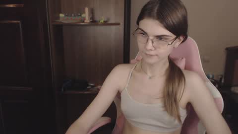 Snapshot of peralez_f chatting on December 9, 12:45 am Farida online show from December 9, 12:45 am