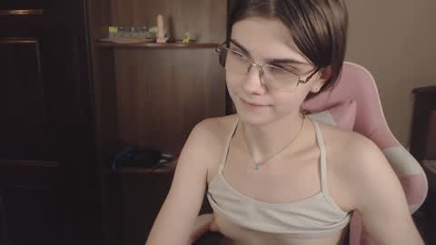 Snapshot of peralez_f chatting on December 10, 2:05 am Farida online show from December 10, 2:05 am