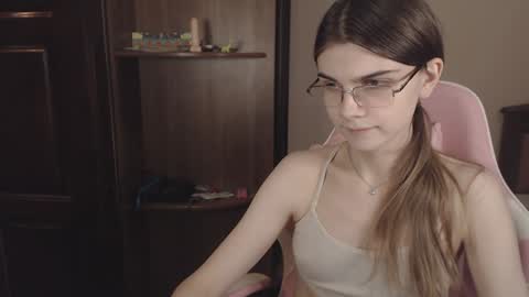 Snapshot of peralez_f chatting on December 10, 11:19 pm Farida online show from December 10, 11:19 pm