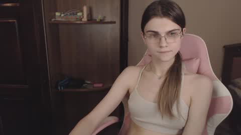 Snapshot of peralez_f chatting on December 21, 1:36 am Farida online show from December 21, 1:36 am