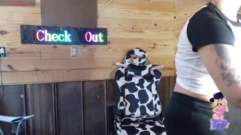 Wrenn Divine online show from January 8, 2:46 pm