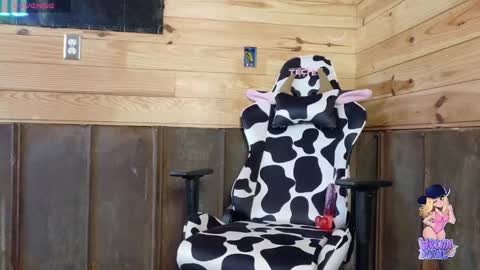 Wrenn Divine online show from January 8, 5:48 pm