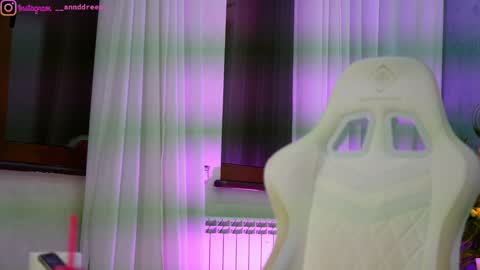 Dee online show from February 27, 2:50 pm