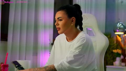 Dee online show from March 23, 2:32 pm