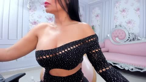 Snapshot of perla_milf4u chatting on December 18, 10:24 pm PERLA online show from December 18, 10:24 pm