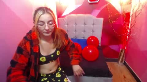 Snapshot of perla_red chatting on February 19, 3:27 pm PERLA RED online show from February 19, 3:27 pm
