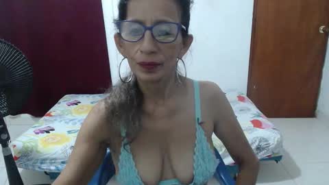 Snapshot of pervert_milf4uu_4 chatting on November 17, 4:29 am luz online show from November 17, 4:29 am