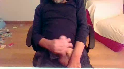 Snapshot of pesketig42 chatting on April 25, 9:01 pm pesketig42 online show from April 25, 9:01 pm