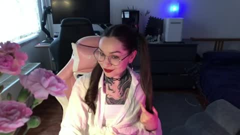 petal_dust_ online show from April 8, 1:33 pm