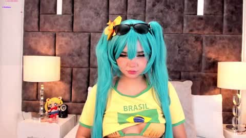 Snapshot of petit_rosseowo chatting on December 3, 5:23 pm Im Rosse but u can call me Rossie or Rosita . online show from December 3, 5:23 pm