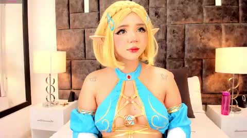 Snapshot of petit_rosseowo chatting on February 10, 8:00 pm Im Rosse but u can call me Rossie or Rosita . online show from February 10, 8:00 pm