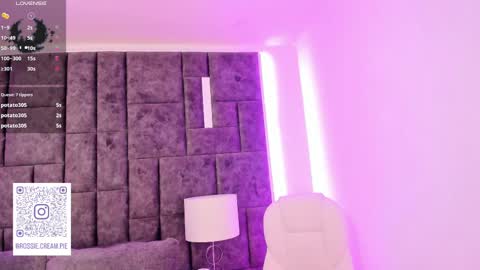 Snapshot of petit_rosseowo chatting on March 7, 1:53 am Im Rosse but u can call me Rossie or Rosita . online show from March 7, 1:53 am