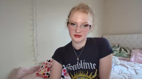Snapshot of petite_cupcake chatting on May 5, 7:44 pm Little cupcake online show from May 5, 7:44 pm