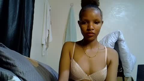 Snapshot of petite_melinda chatting on June 11, 12:32 am petite_melinda online show from June 11, 12:32 am