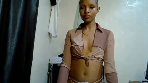 Snapshot of petite_melinda chatting on June 12, 10:41 pm petite_melinda online show from June 12, 10:41 pm