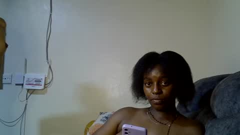 Snapshot of petite_melinda chatting on June 14, 2:24 am petite_melinda online show from June 14, 2:24 am