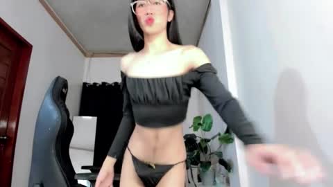 Snapshot of petite_sexycum chatting on December 14, 7:40 pm Linda online show from December 14, 7:40 pm