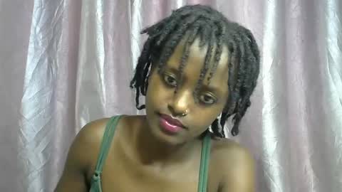 Snapshot of petite_star2 chatting on December 18, 8:42 am petite_star2 online show from December 18, 8:42 am