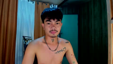 Snapshot of petiteasianx chatting on November 8, 5:29 am Vrin online show from November 8, 5:29 am