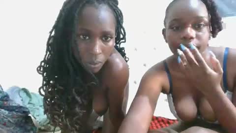 Snapshot of petiteblackjuicy chatting on June 19, 9:07 pm Amara online show from June 19, 9:07 pm