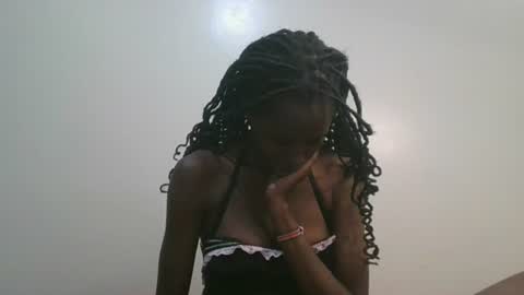 Snapshot of petiteblackjuicy chatting on June 25, 10:09 am Amara online show from June 25, 10:09 am
