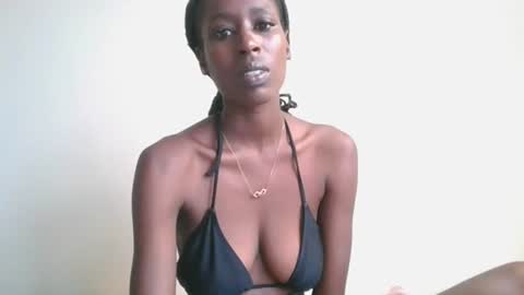 Snapshot of petiteblackjuicy chatting on June 29, 7:36 am Amara online show from June 29, 7:36 am