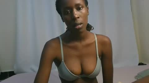 Snapshot of petiteblackjuicy chatting on July 6, 9:39 pm Amara online show from July 6, 9:39 pm