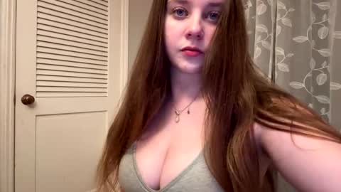 Snapshot of petitegirluvsdick chatting on January 11, 2:27 am Bella online show from January 11, 2:27 am