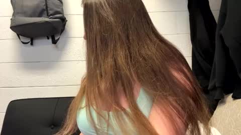 Snapshot of petitegirluvsdick chatting on February 15, 9:33 pm Bella online show from February 15, 9:33 pm