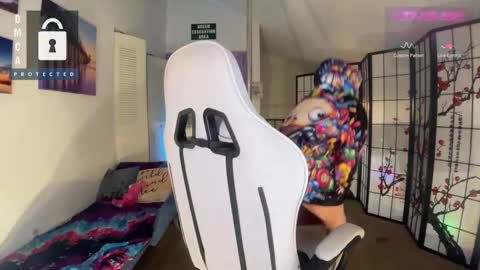 Snapshot of petitejewel chatting on March 5, 1:39 pm Jules online show from March 5, 1:39 pm