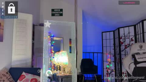 Snapshot of petitejewel chatting on September 19, 9:32 am Jules online show from September 19, 9:32 am