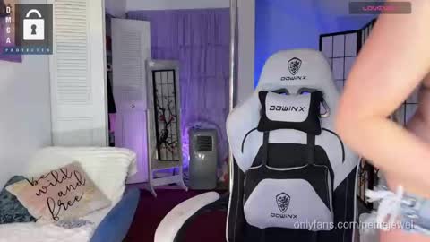 Snapshot of petitejewel chatting on September 27, 10:20 am Jules online show from September 27, 10:20 am